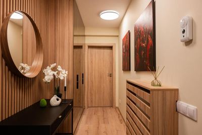 Hol cu tablouri decorative