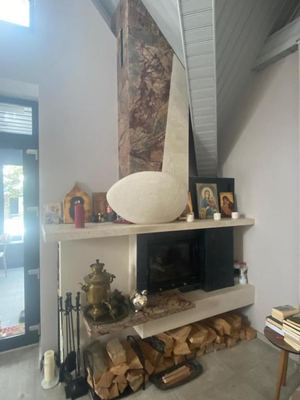 Living cu ferestre panoramice și tavan tip A-frame
