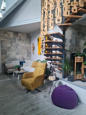Living cu scară spirală din lemn