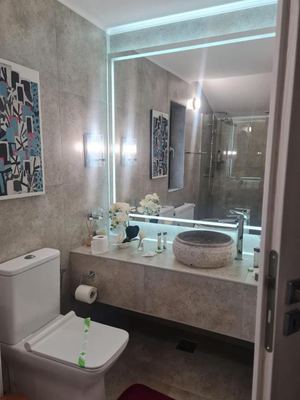 Dormitor cu tablou decorativ