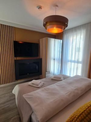 Zona de dining cu cramă de vinuri