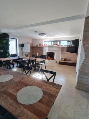 Dormitor cu tablou montan