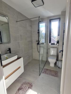 Dormitor cu decor de toamnă