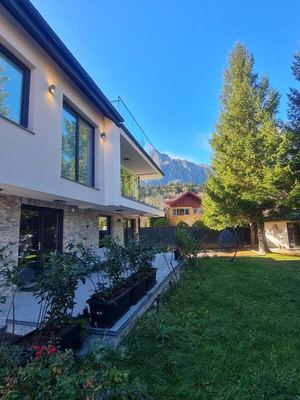 Dormitor cu tablouri decorative