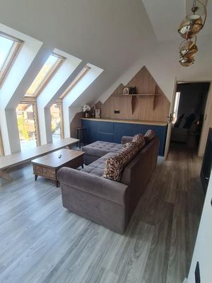 Dormitor cu lenjerie bleumarin